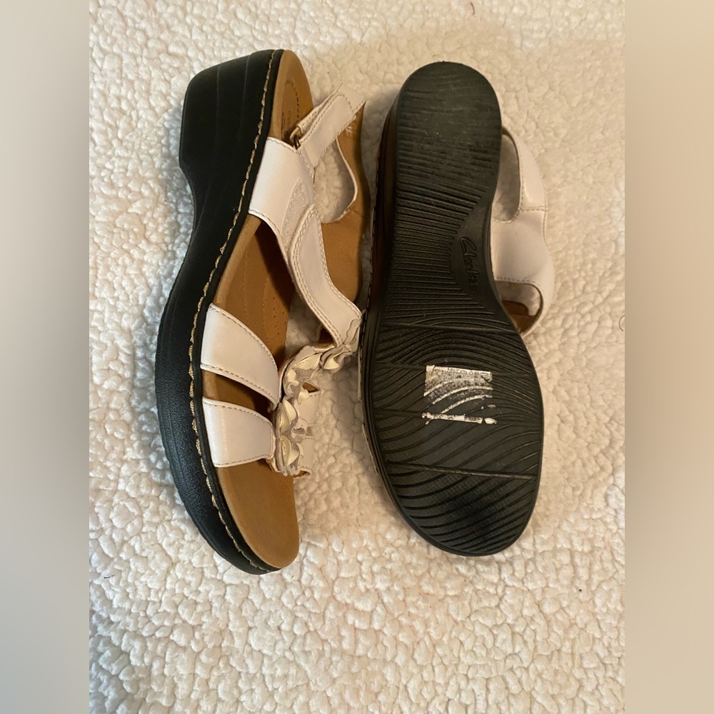 Clarks Women’s  White Floral Sandals size 11 - Picture 3 of 8